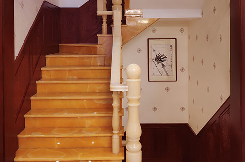 鄂州中式别墅室内汉白玉石楼梯的定制安装装饰效果