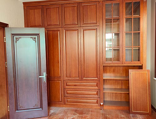 鄂州中式家庭装修里定制的实木衣柜效果图